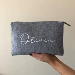 Faible QUANTITÉ MINIMALE DE COMMANDE personnalisé logo carré 26x17cm non tissé feutre gris holographique damier cosmétique sac de caisse de poche de maquillage artiste sac pour femmes