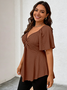 Haut peplum asymétrique marron chocolat pour femme, grande taille, col en V, torsadé sur le devant, manches volantées, broderie ajourée - Product Image 1
