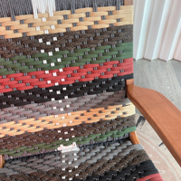 Fauteuil en bois massif de style mid-century, avec accent en corde tressée colorée, pour la lecture et les moments de détente dans le salon