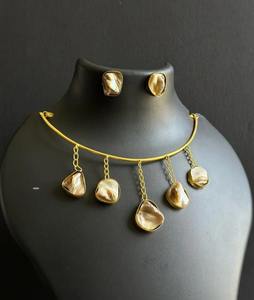 Collar Hasli con acabado mate de diseñador con piedra soñolienta, joyería roscada moderna para todas las ocasiones - Product Image 3