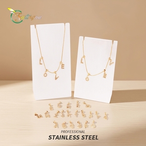 สร้อยคอจี้ตัวอักษรประดับเพชร CZ สีทองสแตนเลสสตีล สั่งทำ<span class=keywords><strong>ชื่อ</strong></span> คำ หรืออักษรตามต้องการ  งานฝังเพชรแบบ Pave  เครื่องประดับส่วนบุคคลสำหรับผู้หญิง ขายส่ง OEM - Product Image 3