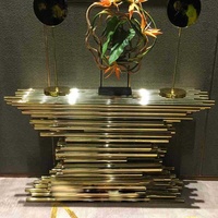 Ensemble de tables consoles en acier inoxydable et laiton doré avec miroir pour la décoration du hall d'hôtel