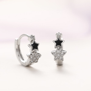 Orecchini a polsino a forma di stella, orecchini pendenti minimalisti neri a stella alla moda da donna - Product Image 2