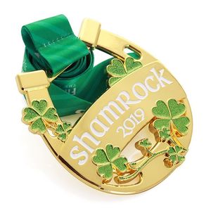 Médaille personnalisée en forme de trèfle à quatre feuilles, plaquée or, avec motif trèfle, pour événements sportifs thématiques - Product Image 6