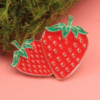Emblème de fraise plate double baies rouges et veines vertes Détails de la graine d'or Accessoire blanc minimaliste "Sweet Bloom" Design simple