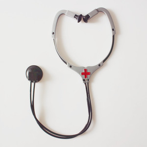 Estetoscopio de Enfermera Negro con Cruz Roja, Juguete de Plástico para Niños, Disfraz de Juego de Roles, Accesorio Unisex de 5 a 7 Años - Product Image 1