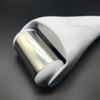 Rouleau de glace glacée pour refroidissement de la peau du visage