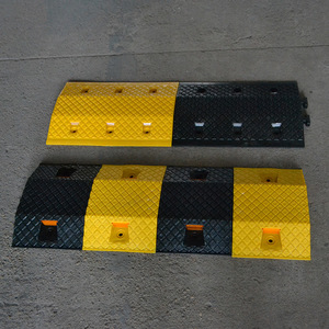 แผ่นยางชะลอความเร็ว Luxi Plastic Speed Bump 15-25 ไมล์ต่อชั่วโมง ผลิตจากไนลอนดัดแปลง รับน้ำหนักได้ ทนทานต่อแรงกด สำหรับถนน ห้องใต้ดิน และทางลาดชัน - Product Image 1