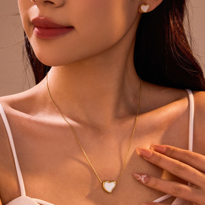 Venta al por mayor de accesorios de collar con diseño geométrico en forma de corazón de la serie de nácar blanco de Europa y América - Product Image 2