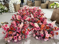 Fleurs de centre de table et chemin de fleurs pour allée, aux couleurs vives d'été (orange, rose, jaune citron), avec des motifs de marguerites printanières, de gladiolus et d'amarante