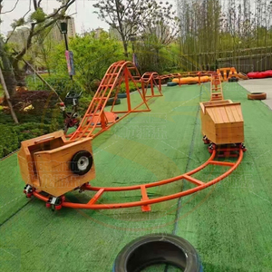 楽しい公園の遊園地の子供たちが裏庭のジェットコースターに乗る - Product Image 2