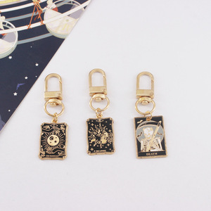 Llavero de esmalte <span class=keywords><strong>Sol</strong></span> Luna Estrella para Hombres y Mujeres, Regalo de Cumpleaños, Accesorio para Bolsos, Serie Creativa de Cartas del Tarot, Llavero de Gato Misterioso - Product Image 1