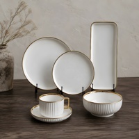 Service de table de luxe en porcelaine à bord doré, 32 pièces pour 6 personnes - Assiettes, tasses et soucoupes à rayures verticales en relief pour mariage, maison et traiteur