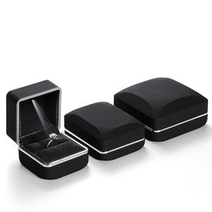 Caja <span class=keywords><strong>de</strong></span> Luz LED Octogonal Pintada con Spray EVERWIN con Logotipo Impreso, Caja <span class=keywords><strong>de</strong></span> Joyería Negra para Anillo <span class=keywords><strong>de</strong></span> Diamantes con Borde Dorado - Product Image 1