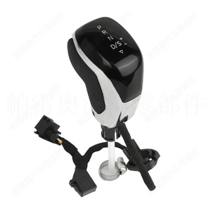 Pommeau de levier de vitesses automatique Volkswagen avec lettrage blanc, design ergonomique, matériau plastique - Product Image 1