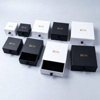 Boîte de rangement pour bijoux en carton noir écologique réutilisable avec fermeture magnétique, finition vernie imprimée en feuille d'or