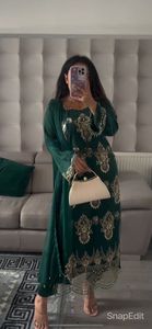 Monsoon Special Nouveau Designer Long Costume Pakistanais dans un Style Fantaisie Tenue de Fête Parfaite pour les Occasions Festives et Spéciales - Product Image 3