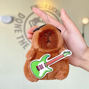 Venta al por mayor Linda guitarra Capybara peluche conejillo de indias mochila colgante suave llavero muñeco de peluche con relleno de algodón PP - Product Image 5