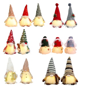 Adornos navideños al por mayor de fábrica, muñeco Rudolph iluminado con lentejuelas y adorno de Gnomo sin rostro brillante - Product Image 5