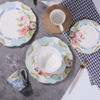 Vaisselle en porcelaine classique à motifs floraux en nouvelle porcelaine osseuse, motif de jardin en bois de rose en glaçure, forme festonnée pour un usage quotidien à la maison