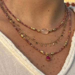 قلادة فاخرة من لؤلؤ المياه العذبة الأكثر مبيعًا بقشرة كريستال ملونة من الحجر الطبيعي سلسلة ذهبية قلادة مطرزة بالخرز للنساء مجوهرات - Product Image 3