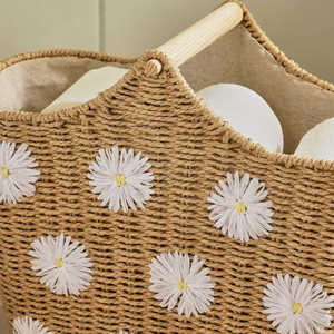 Panier porte-papier toilette en corde de papier tissé avec poignée en bois, organisateur de rangement décoratif pour salle de bain avec broderie de marguerite - Product Image 3