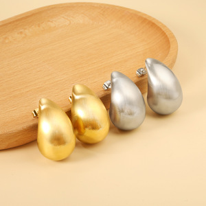 ต่างหูสแตนเลสทรงหยดน้ำ ชุบทอง 18k เครื่องประดับแฟชั่นสำหรับทุกเพศ - Product Image 2