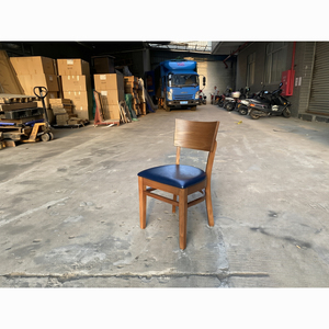 Set di Arredamento per Ristoranti: Sedie in Legno Massello, Tavoli con Base in Metallo per Caffè, Bistrot, Hotel e Uso Commerciale - Product Image 6