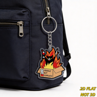 Porte-clés « Fragile mais intrépide » : Chat noir dans une boîte en flamme avec verre à vin, breloque en acrylique pour clés, sacs, sacs à dos