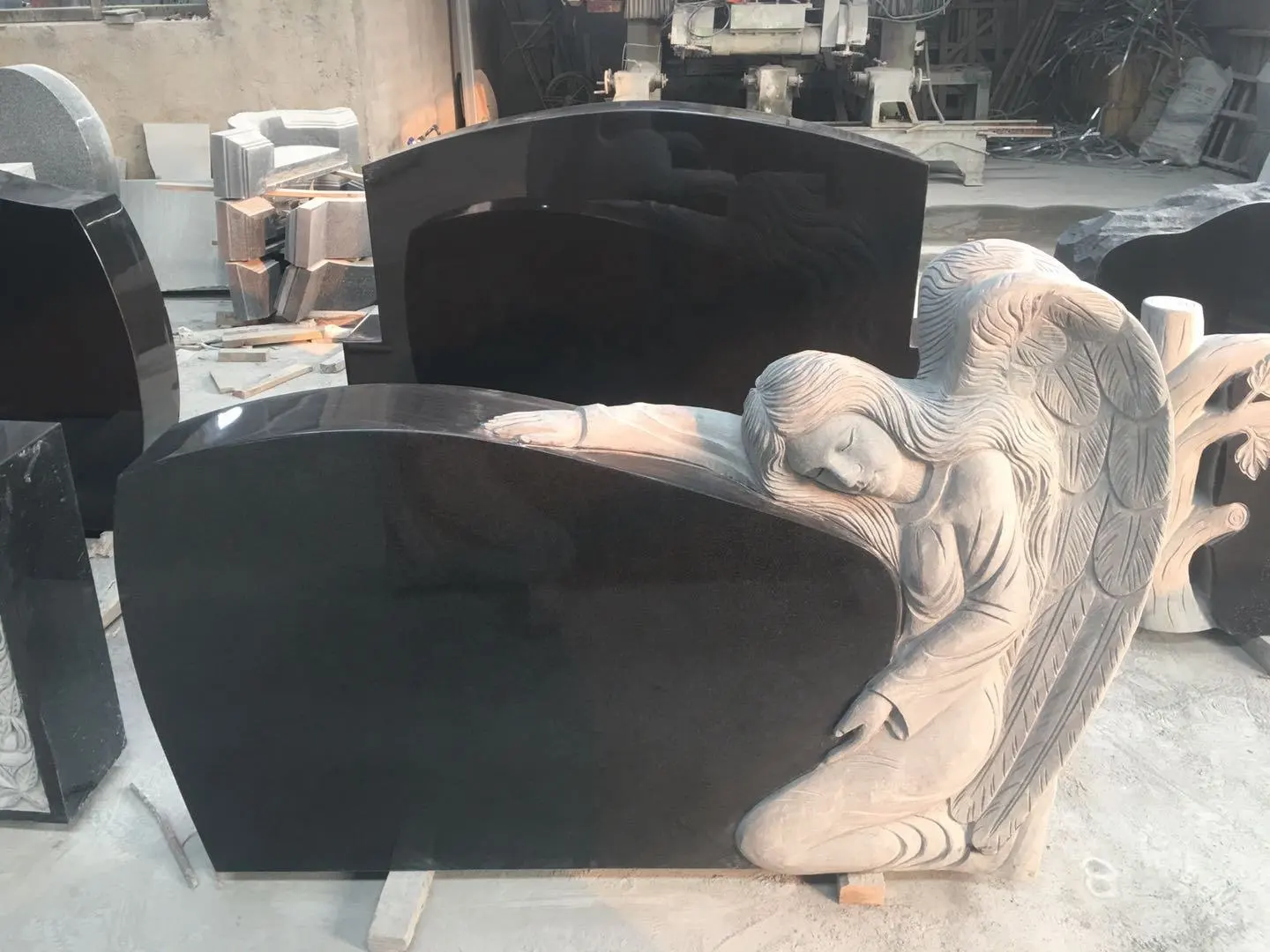 Granito nero scolpito monumento lapide stile europeo pietra tombale scultura lapide per uso cimitero