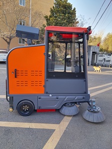 Nettoyeur de sols et de rues industriel G1900 Ride-On, nouvelle génération, haute efficacité, avec système d'aspiration et pistolet à eau haute pression. - Product Image 3