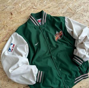 เสื้อแจ็คเก็ตเบสบอลแบบวาร์ซิตี้คุณภาพสูงสำหรับผู้ชาย แจ็คเก็ตบอมเบอร์แบบเรียบง่าย แต่งลายปักเชนิลล์ทันสมัย ปรับแต่งโลโก้ได้ ระบายอากาศได้ดี - Product Image 3