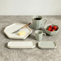 Service de table en céramique heptagonal multicolore, assiettes, bols et tasses en grès géométriques à bords bruts pour café, restaurant, maison, personnalisable