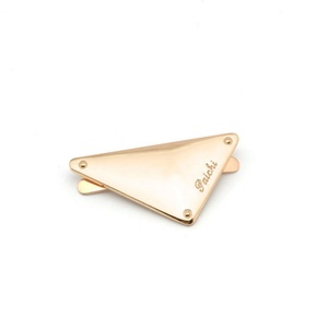 ป้ายโลหะสั่งทำตัวอักษรสีทอง โลโก้แบรนด์สำหรับกระเป๋าถือ - Product Image 3