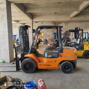 מלגזה משומשת של טויוטה עם זרוע תלת-מוטית עם הזזה צידית למכירה מלגזת טויוטה FD30 משומשת - Product Image 2