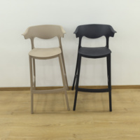 Tabourets de bar empilables en plastique moulé monobloc avec dossier et accoudoirs pour restaurants et salons de thé - Vente en gros