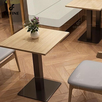 Meubles commerciaux résistants de restaurant d'hôtel en bois de conception carrée compacte à base de métal de durabilité ensembles de table de salle à manger