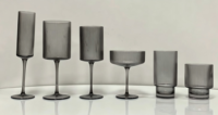 Ensemble de verres à vin à pied cannelés gris fumé, verres à champagne et gobelets pour la décoration de table à la maison et au restaurant