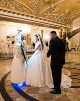 Robot Photo Booth MiCity Glambot APP dengan Kontrol Jarak Jauh, Printer, dan Layar Sentuh 32' untuk Pengalaman Interaktif