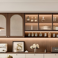 Buffet mural intégré de style français avec portes en verre cannelé cintrées, finition grain de bois, pour salle à manger de villa