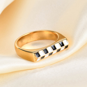 Anillo de acero inoxidable chapado en oro de 18 quilates con diseño minimalista europeo americano, con tablero de ajedrez rectangular inclinado de 5 mm en blanco y negro para mujer. - Product Image 2