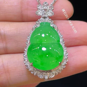 Colgante de Jadeíta Verde Imperial con Halo Floral de Diamantes en Oro Blanco de 18K, Collar de Lujo con Jade Birmano de Alta Transparencia - Product Image 2