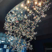 Lustre en cristal coloré en forme de fleur, projet d'intérieur personnalisé professionnel, luminaire suspendu de luxe, villa