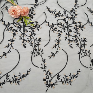 Tissu en tulle brodé de dentelle florale noire élégante avec de petites fleurs pour la confection de robes et la décoration intérieure - Product Image 3