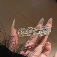 Bracelet manchette ouvert de luxe haut de gamme en alliage coloré, motifs papillon et formes géométriques, plaqué or 18 carats, pour la vente en gros