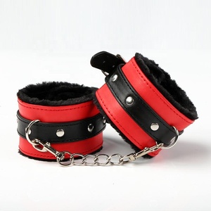 Set <span class=keywords><strong>BDSM</strong></span> per Coppie, Giochi di Ruolo, Manette in Pelle, Cavigliere, Frusta, Bavaglio, Collare, Set Bondage Marca MUQU, Nero e Rosso, Gioco per Adulti - Product Image 2