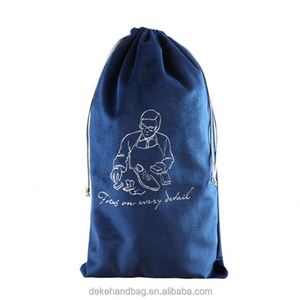 Fabrication de sacs cadeaux en velours avec cordon de serrage, personnalisés avec logo imprimé, pour le rangement des chaussures en cuir - Product Image 1