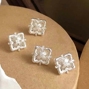 Boucles d'oreilles en argent pur S925 de style antique, serties de diamants en dentelle, boucles d'oreilles en fil d'argent brossé creux, matériau or rose - Product Image 1