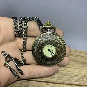 Antik moda retro hollow mekanik cep saati asılı izle filmi sahne hollow mekanik cep saati desen rastgele