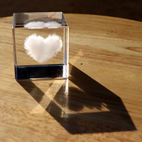 Cube en cristal gravé en 3D personnalisé en usine, logo photo, cadeau de Noël, cube en cristal avec lumière LED